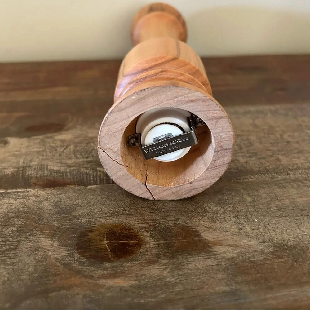 Williams Sonoma 9” Pepper Mill